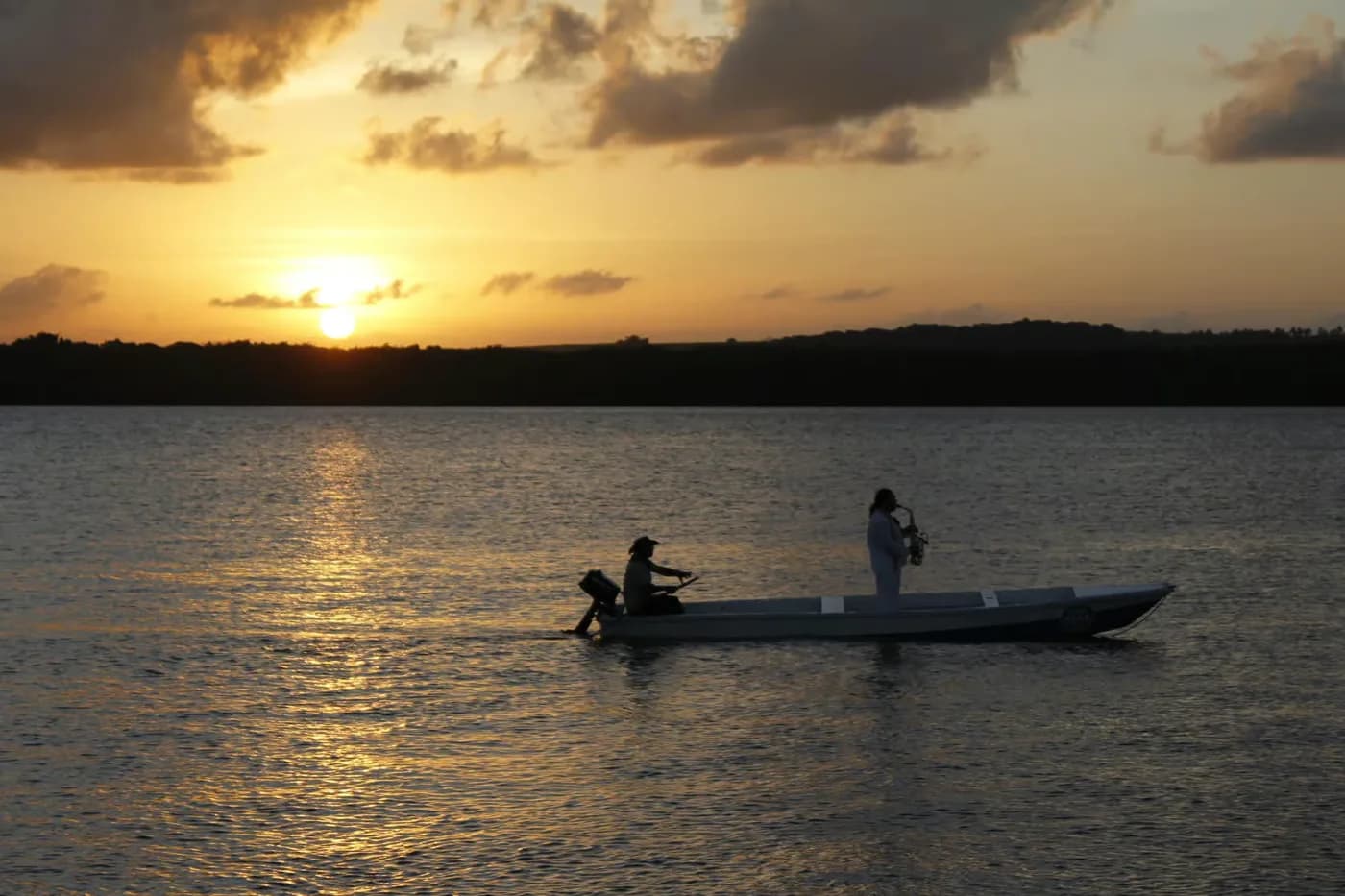 Passeio ao pôr do sol na praia de Jacare